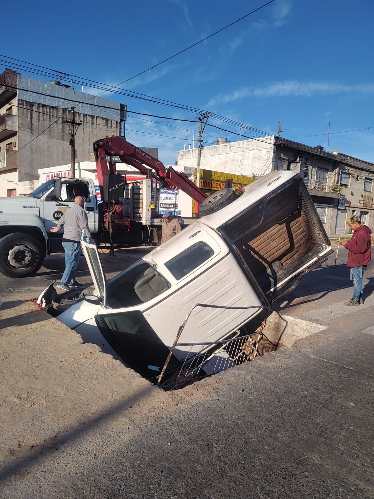 Así quedó la camioneta que cayó dentro de un pozo de Aguas Santafesinas en Rosario.