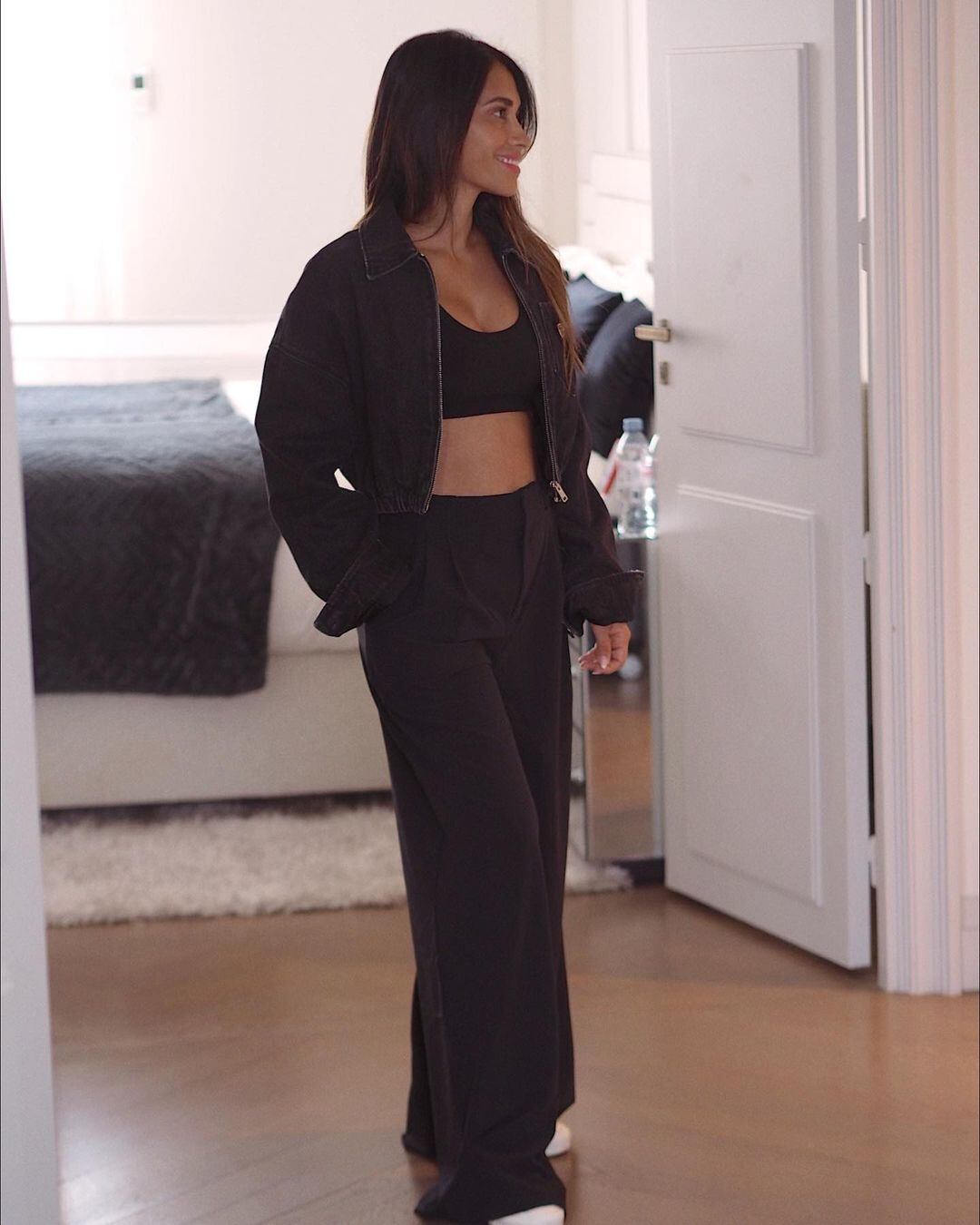 Antonela Roccuzzo posó con un outfit total black para el hogar.