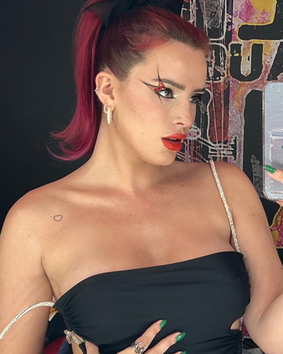 Bella Thorne se sumó a la moda de los vestidos de aberturas. (Foto: Instagram).