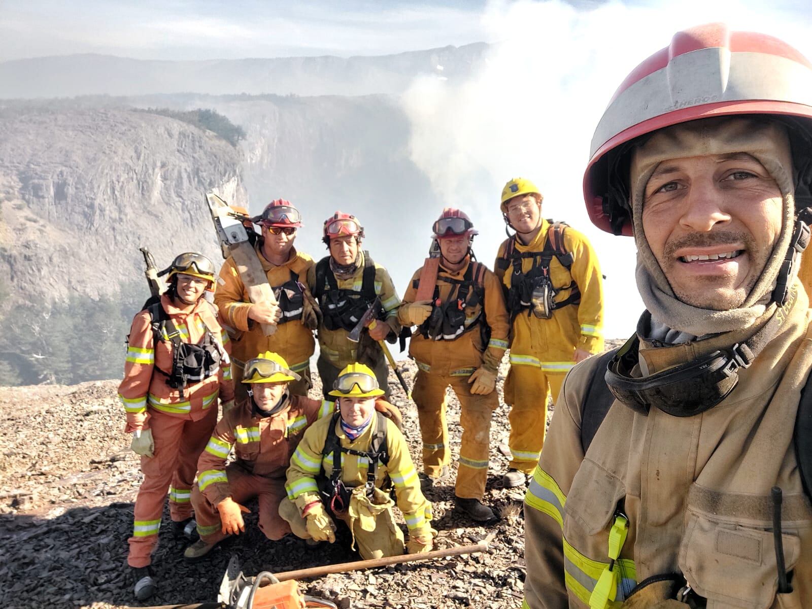 Bomberos cordobeses combaten el incendio en Los Alerces.