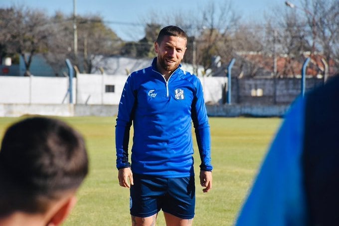 Alejandro "Papu" Gómez visitó el club Alvear de La Pampa y compartió un momento con su plantel. (Gentileza Club Alvear)