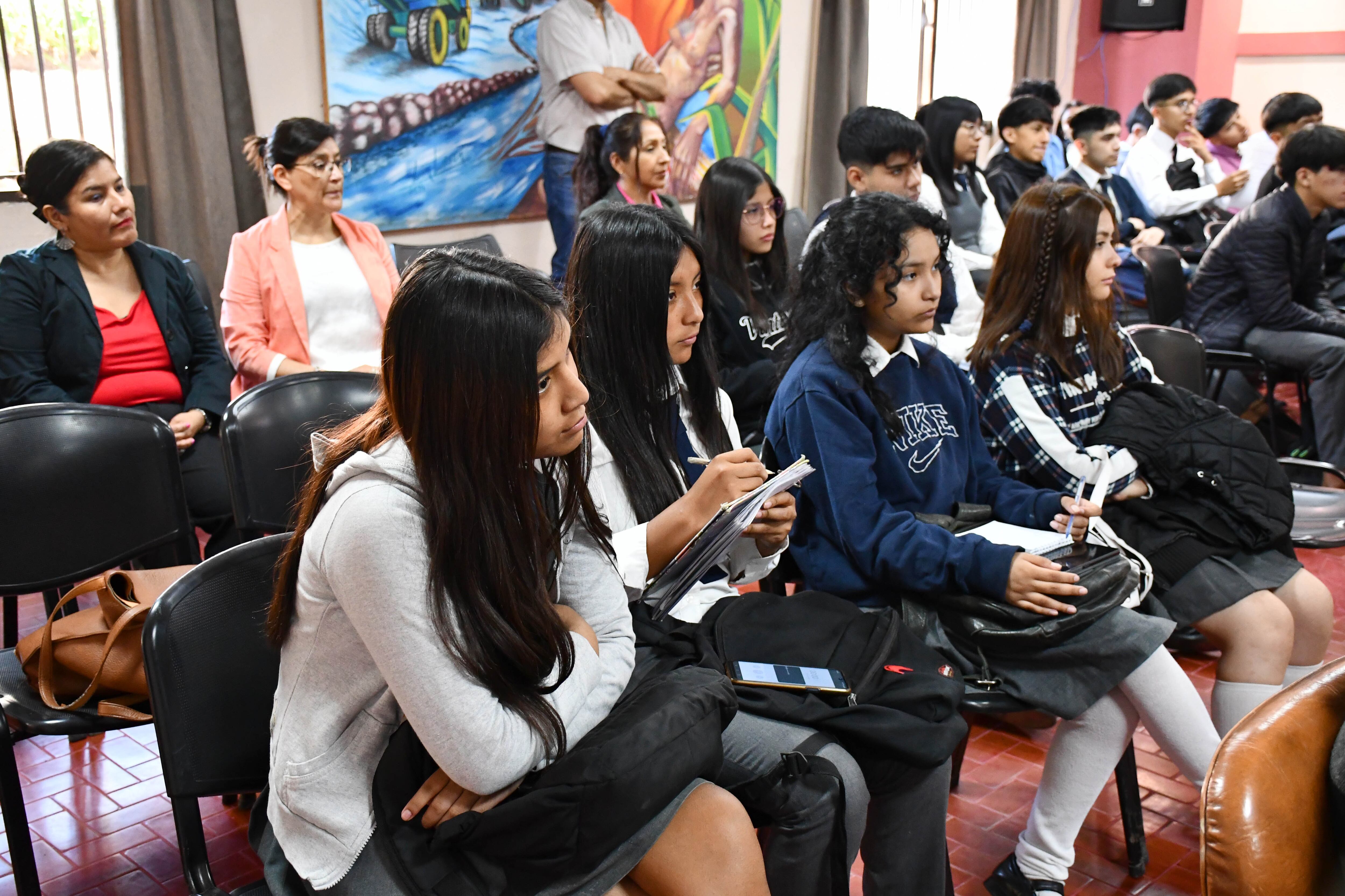 Con mucha atención y tomando notas de la presentación, alumnas de la EET "Escolástico Zegada" siguieron la exposición del equipo técnico de la Dirección de Obras Particulares.