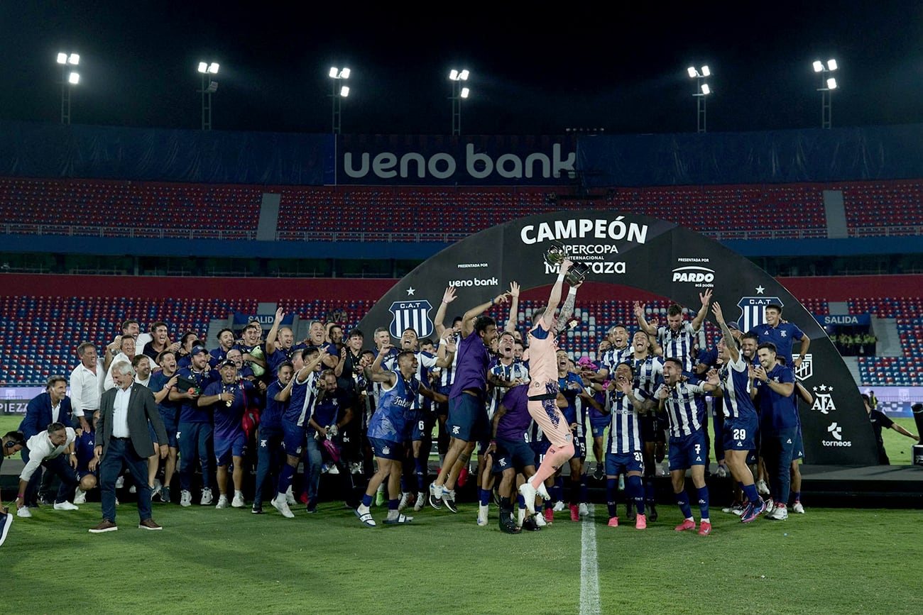 La “T” festeja su segundo título en las grandes ligas, esta vez ante River y por penales, en una final que quedará grabada para siempre en los corazones albiazules. El plantel llegó a Córdoba en plena madrugada. (@CATalleresdecba)