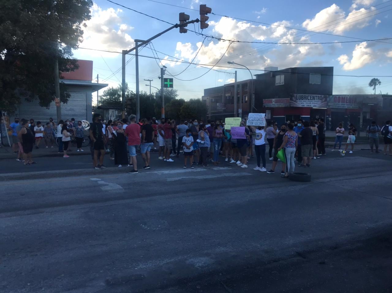 Vecinos de Santa Rosa cortaron la Av Vélez Sarsfield en reclamo de seguridad (Felipe Aliaga)