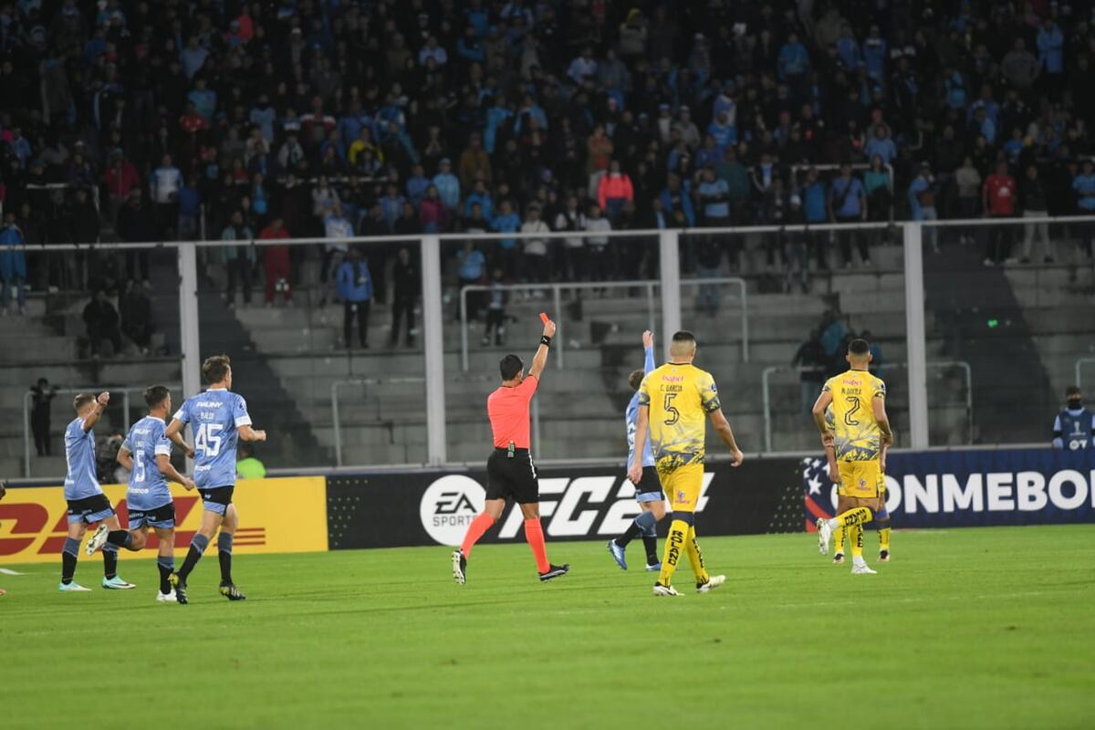 Belgrano juega con 10: así fue la jugada de expulsión de Nahuel Losada por Copa Sudamericana