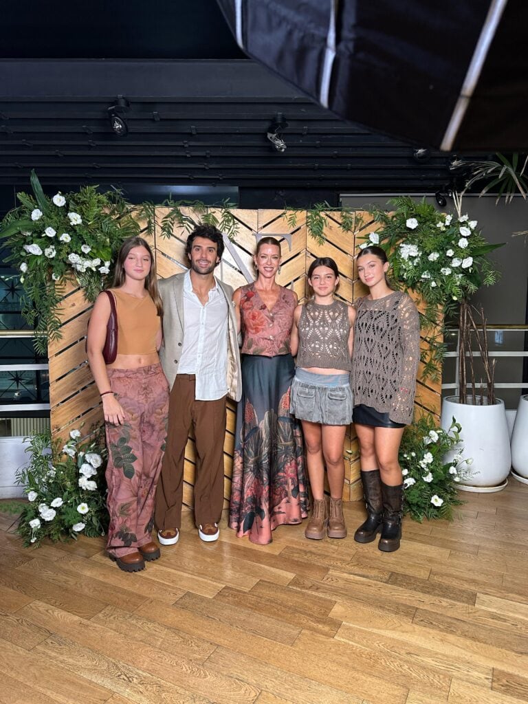 Nicole Neumann y su familia en la presentación de su marca de skincare