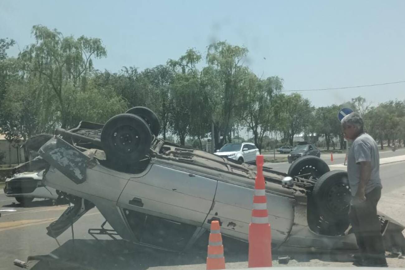 Dos automóviles chocaron y varias personas resultaron heridas. (La Voz)