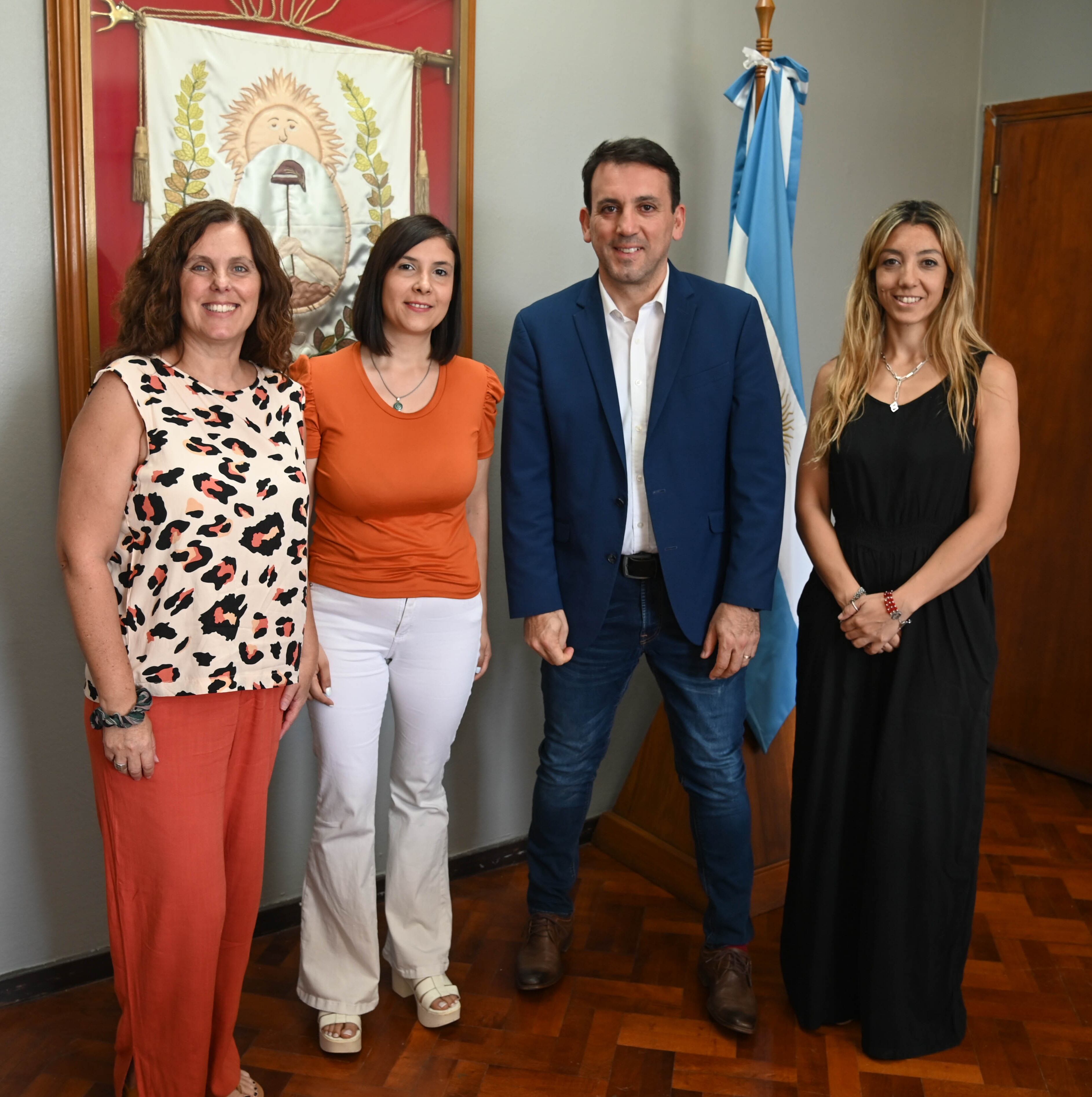 Paula Savio fue recibida por el ministro de Educación, Cultura e Infancia Tadeo Zalazar.