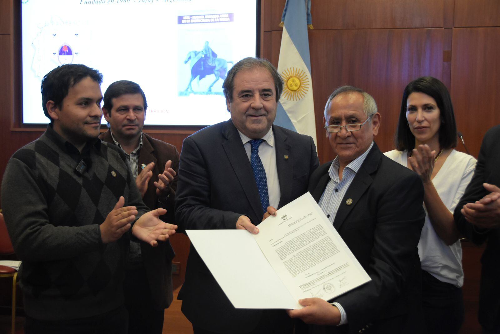 El presidente del Instituto de Estudios Históricos "General Manuel Arias", Isidoro Cruz, recibe de manos del vicegobernador Bernis la declaración "de interés legislativo" a los homenajes al general Eduardo Manuel Arias.