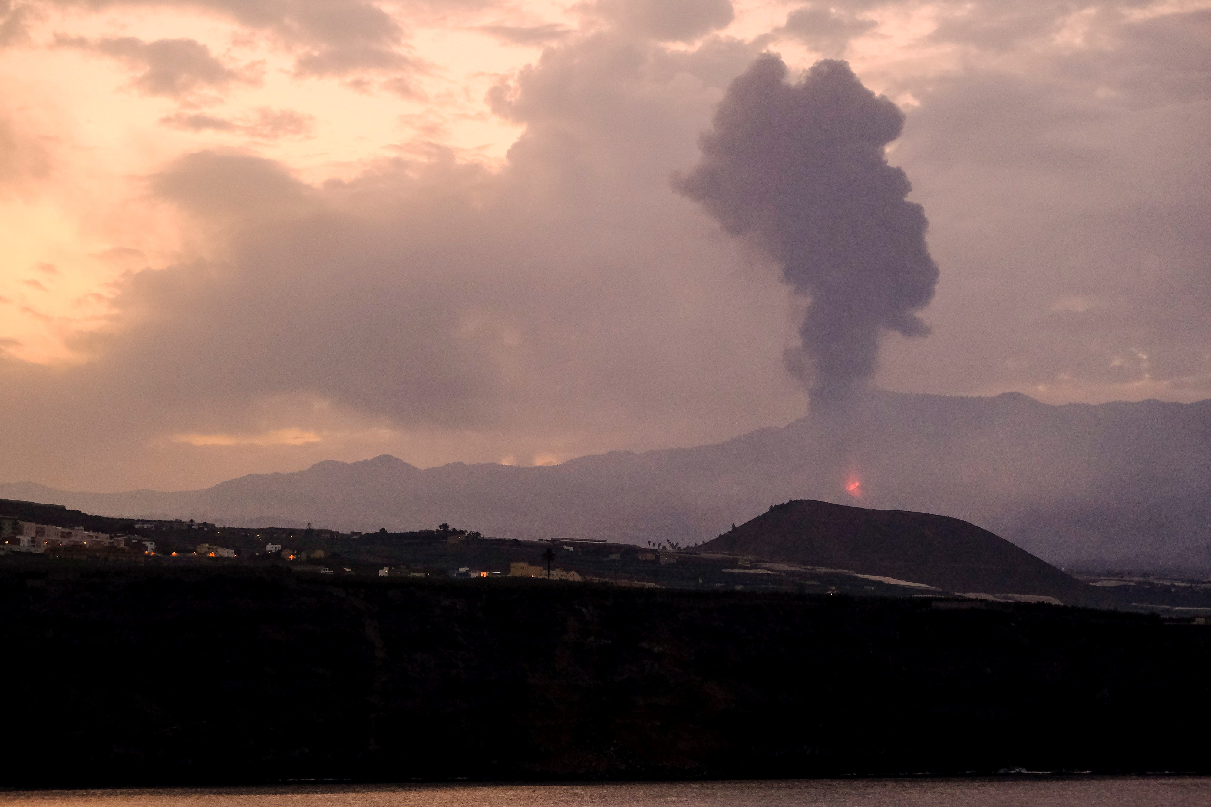 El volcán de la isla La Palma, perteneciente al archipiélago de las islas Canarias, emite lava y cenizas.