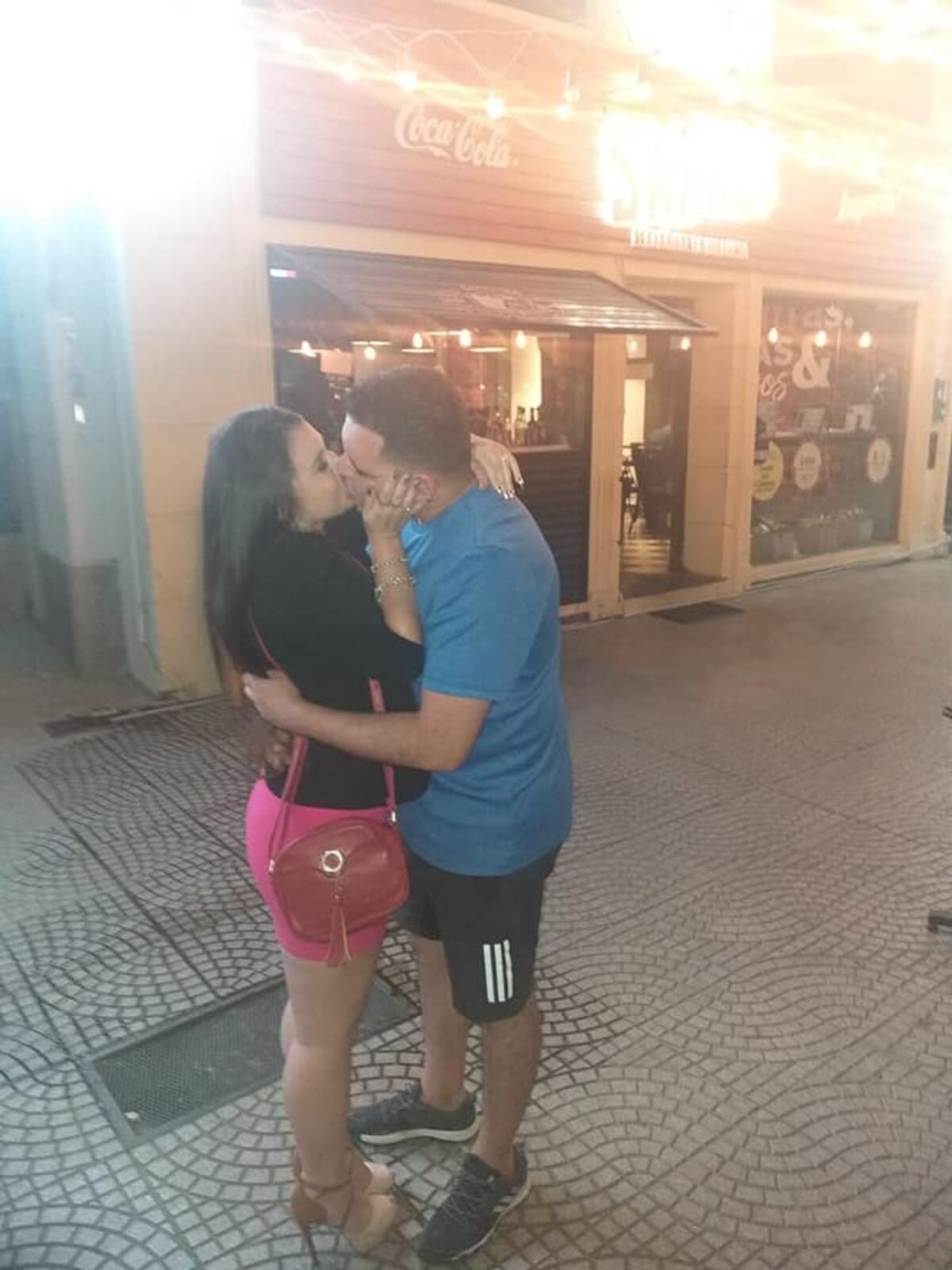 En plena peatonal, una joven sorprendió a su pareja al pedirle casamiento