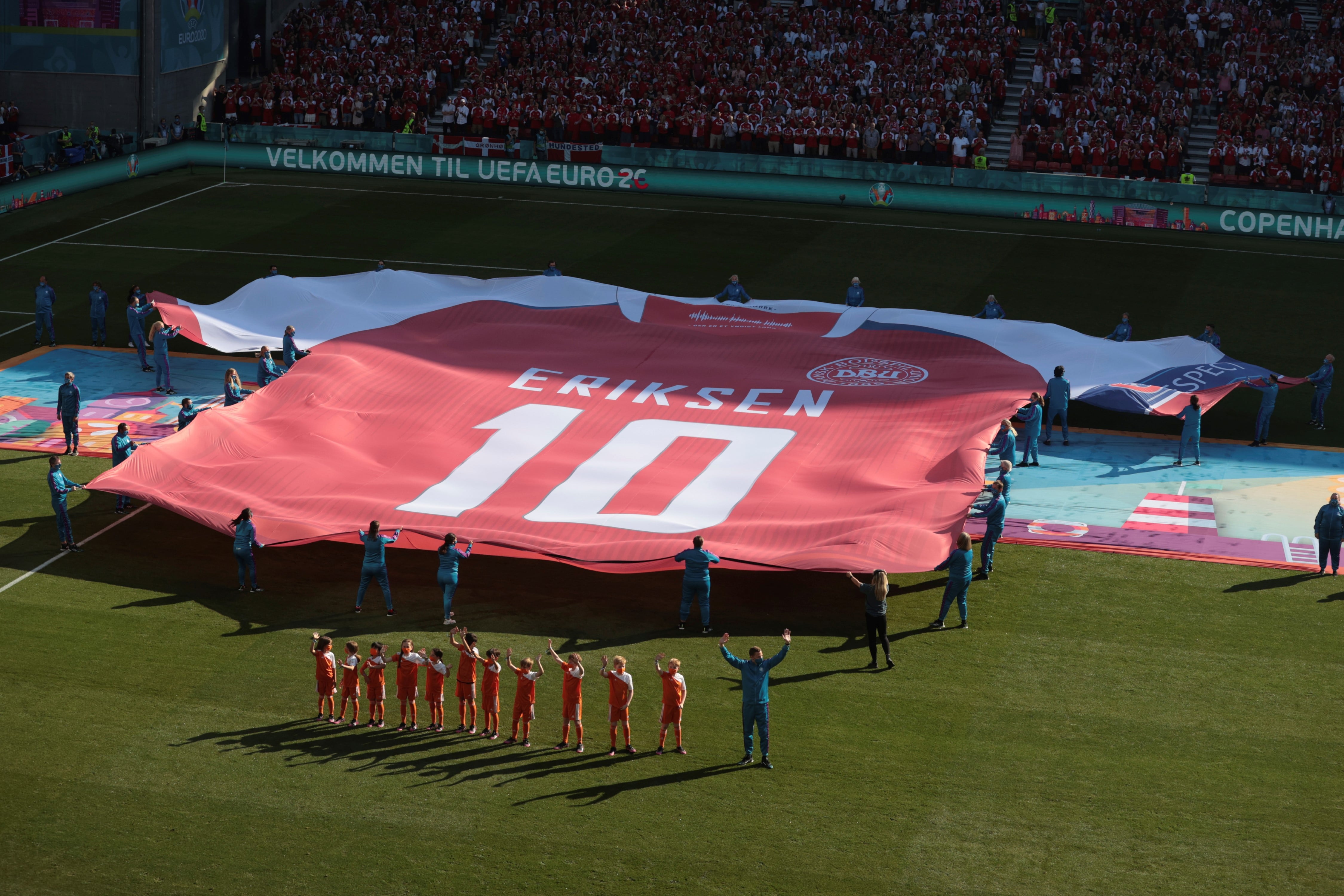 Los homenajes hacia la recuperación de Christian Eriksen en el partido entre Dinamarca y Bélgica.