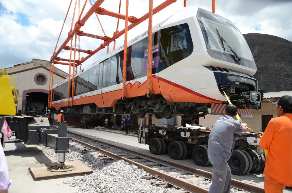 Tras el arribo de las dos duplas solares a Volcán, comenzó la etapa de preparativos para las pruebas técnicas en el futuro circuito de poco más de 40 kilómetros por el viajará el Tren Solar de la Quebrada.