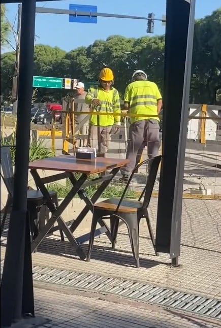 Se quejó de los ruidos de una obra mientras desayunaba