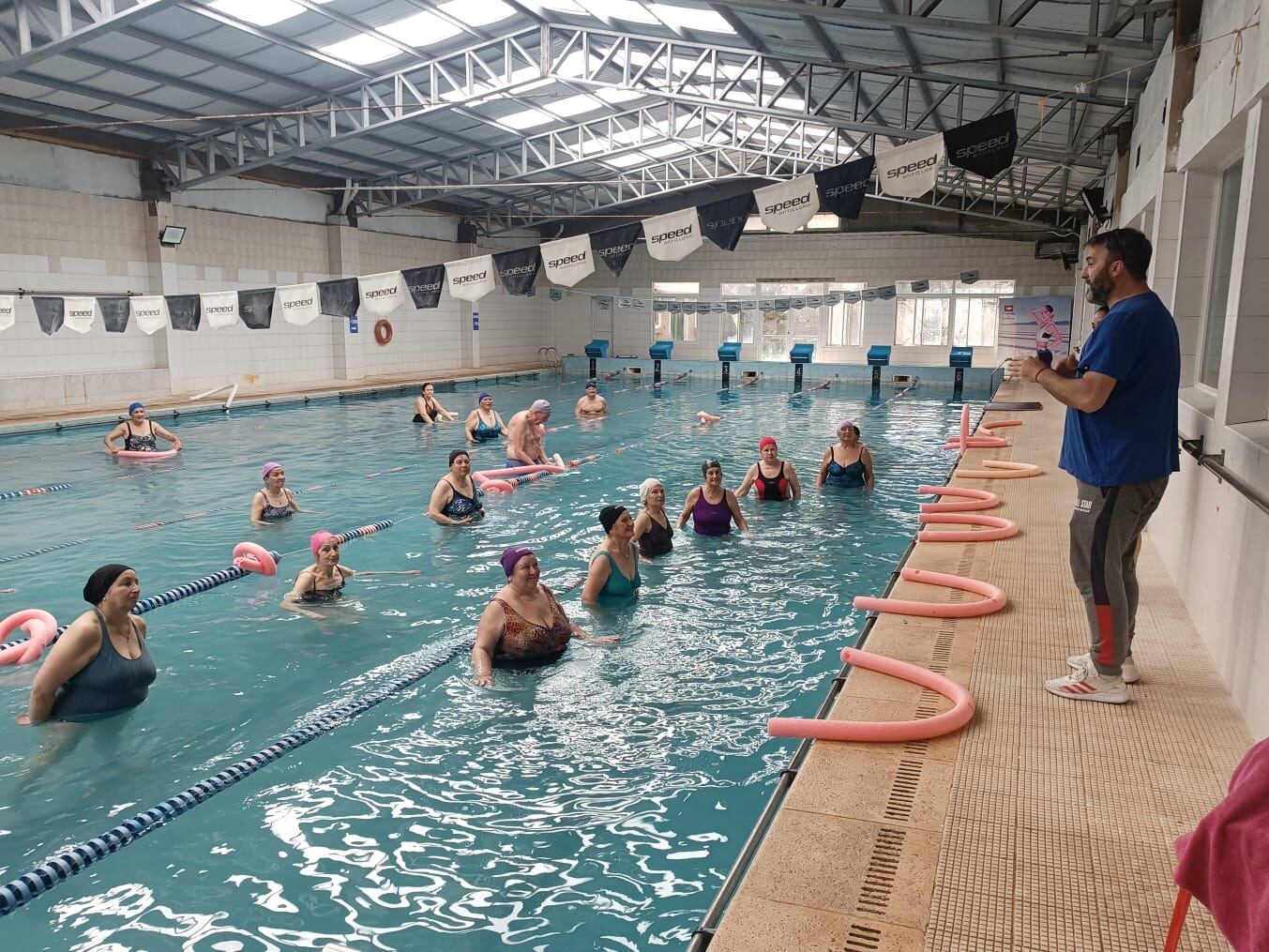 Punta Alta: continúan las clases gratuitas de natación a niños y adultos mayores