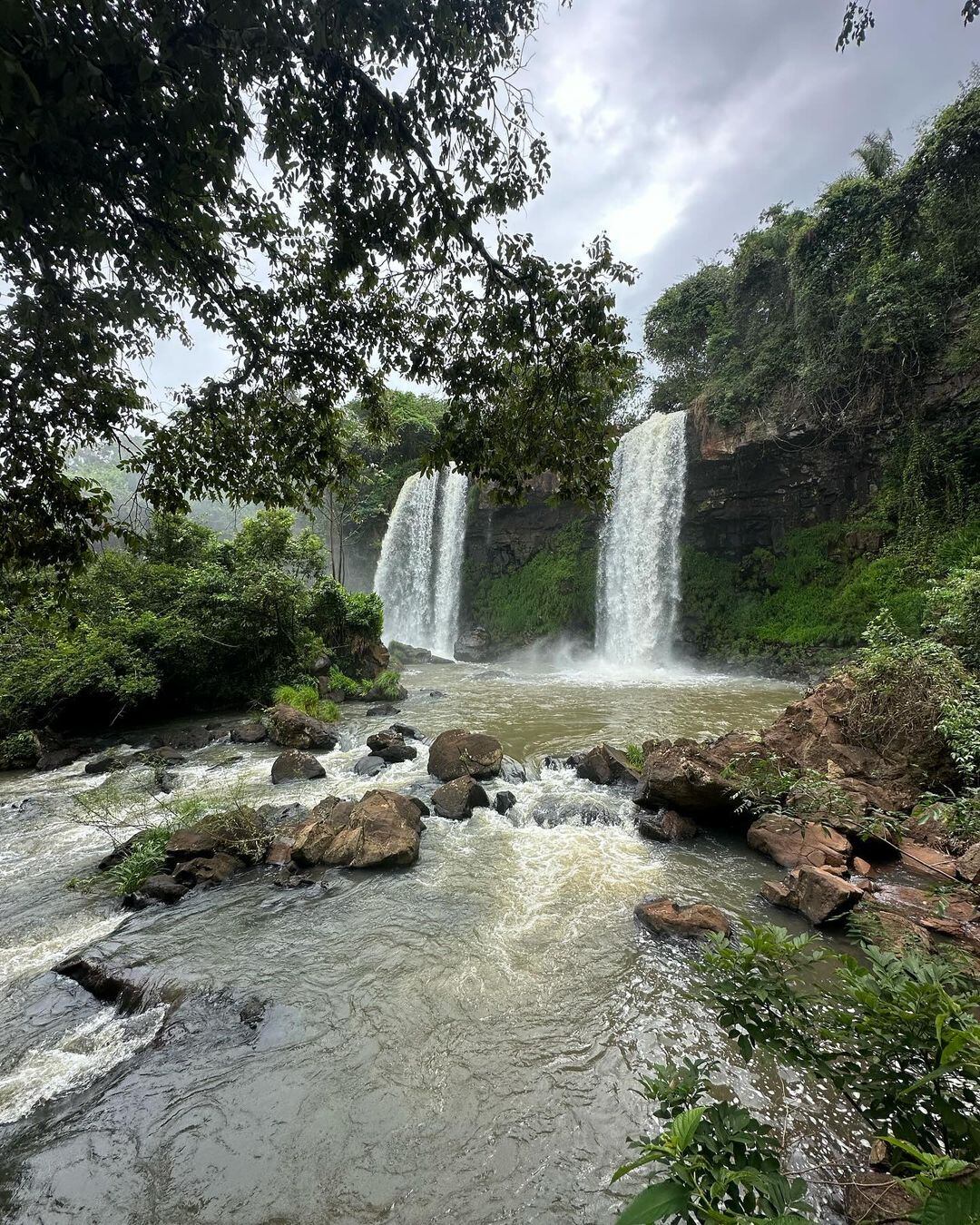 Desde las Cataratas del Iguazú, Charlotte Caniggia deslumbró con un corpiño fucsia impactante