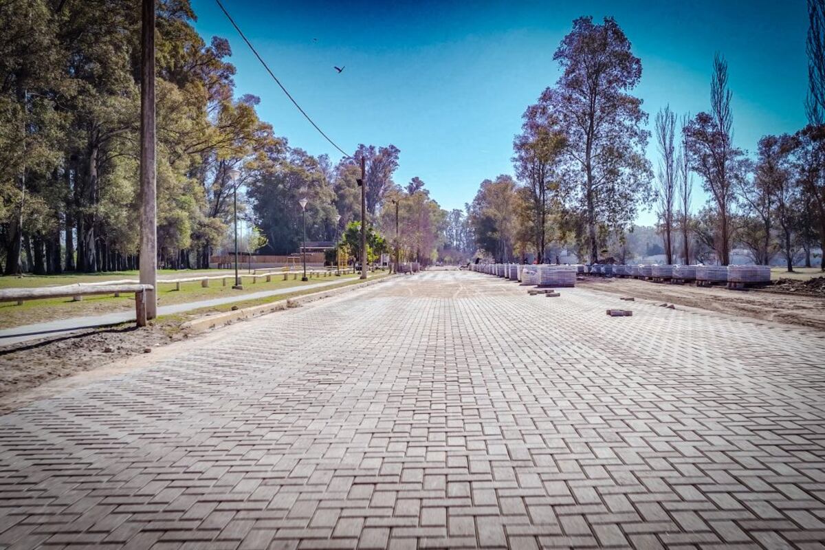 El Municipio finalizó la primera etapa de la obra de adoquinado en la Avenida de la Costanera