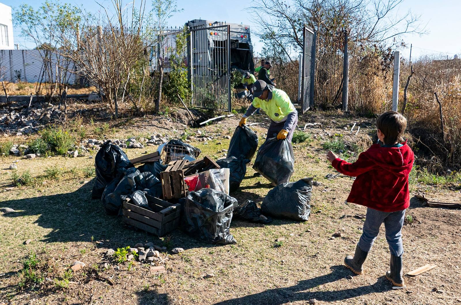 Alrededor de 20 personas ayudaron a limpiar el espacio durante el sábado pasado.