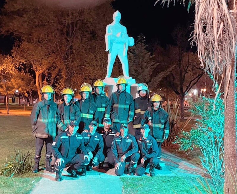 En el Día Internacional de la lengua de Señas iluminaron de azul el Monumento al Amigo