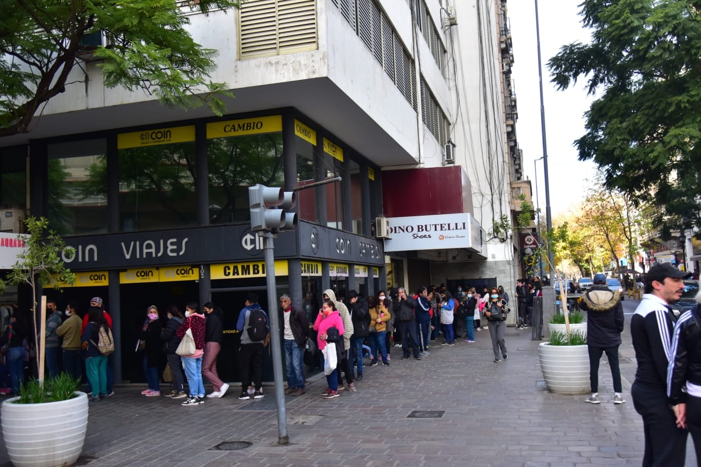 Larga fila en Anses para cobrar inscribirse en el Refuerzo de $ 18.000 (Facundo Luque/LaVoz).