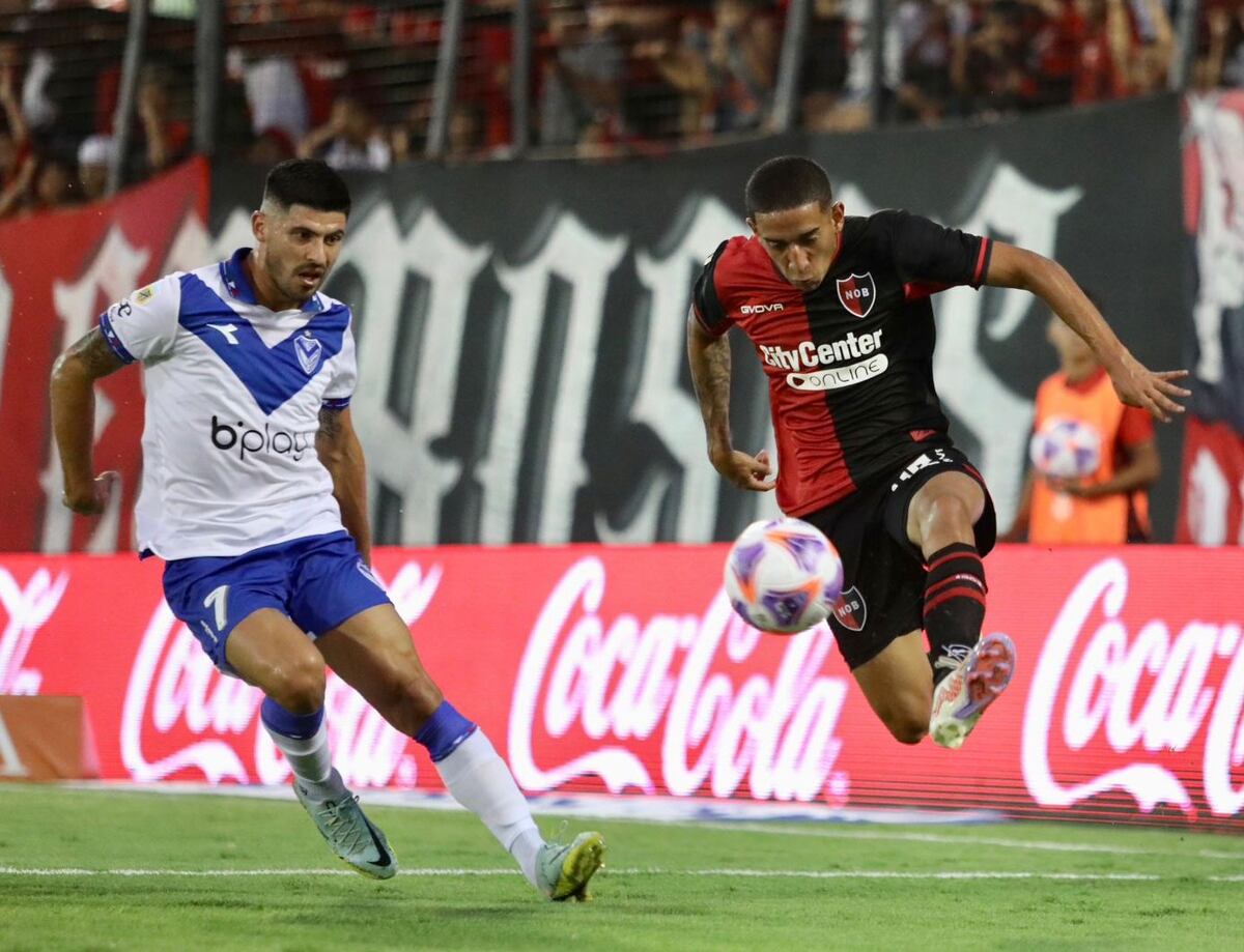 Festejo rojinegro: una jugada de Juani Sforza aseguró el triunfo de Newell’s frente a Vélez