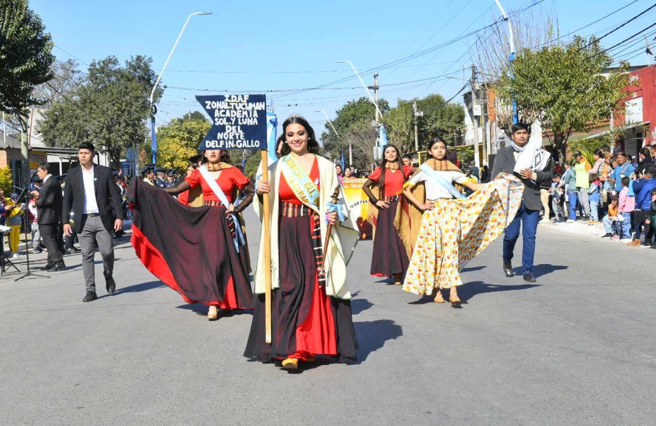 Se realizo un desfile seguido por diversas instituciones policiales, educativas y civiles de la zona.