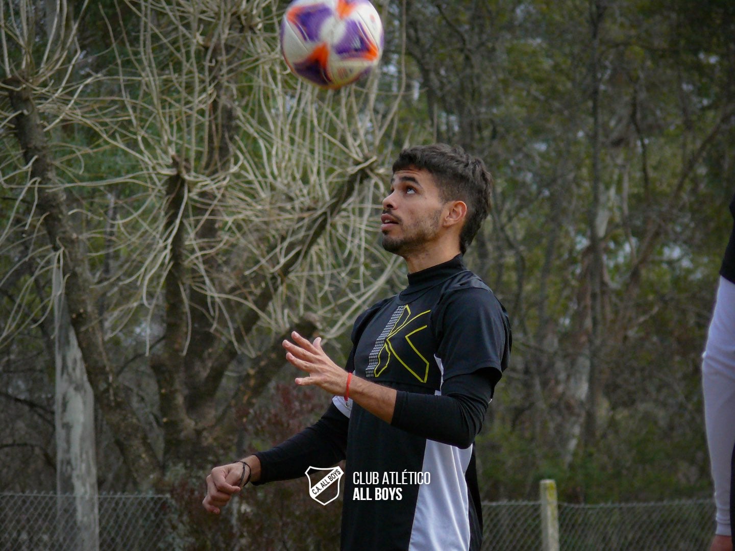 El volante ex Belgrano, Gerónimo Tomasetti, en All Boys. (Prensa All Boys).