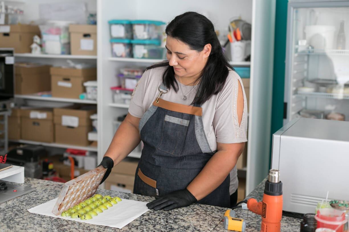 Silvina Sosa en la cocina dando clases de pastelería y chocolatería.