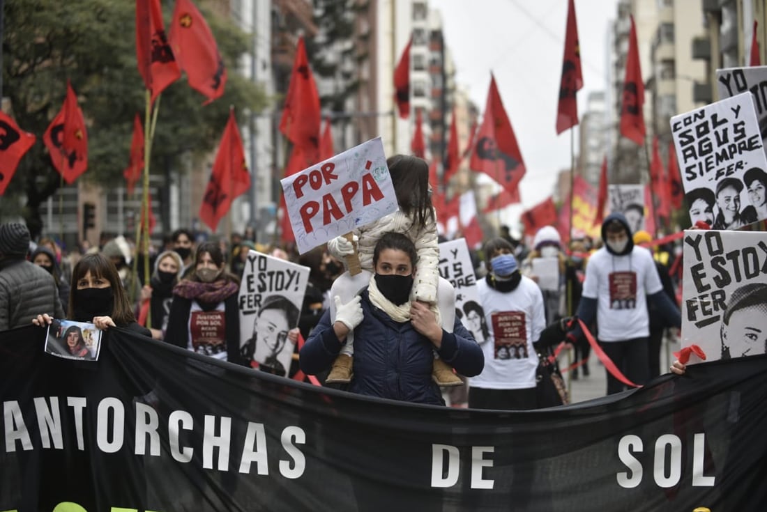 A un mes de la “tragedia de Circunvalación”, familiares de las víctimas marcharon para exigir Justicia
perdieron la vida Rodrigo Agustín Burgos (31) y Sol Anahí Viñolo (29), y quedara gravemente herida Fernanda Guardia (33). A las 16.03 comenzó la marcha, hora de la targedia. (Facundo Luque/ La Voz)