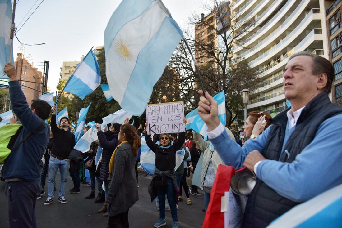 Un grupo de personas se convocó en el Patio Olmos para protestar contra el gobierno (Facundo Luque / La Voz)