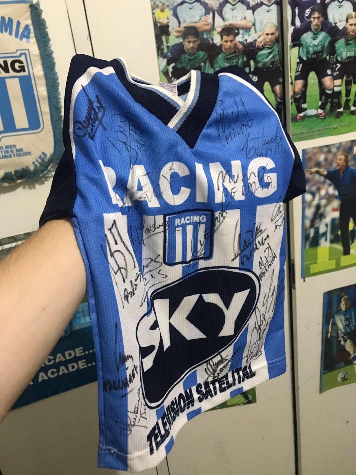 La pequeña camiseta que le regalaron al hincha de Racing autografiada.