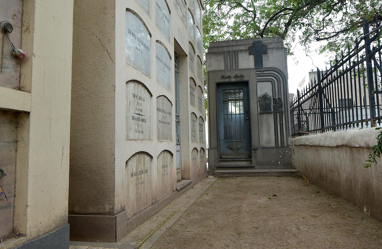 Tour nocturno por el cementerio de la Ciudad de Mendoza.