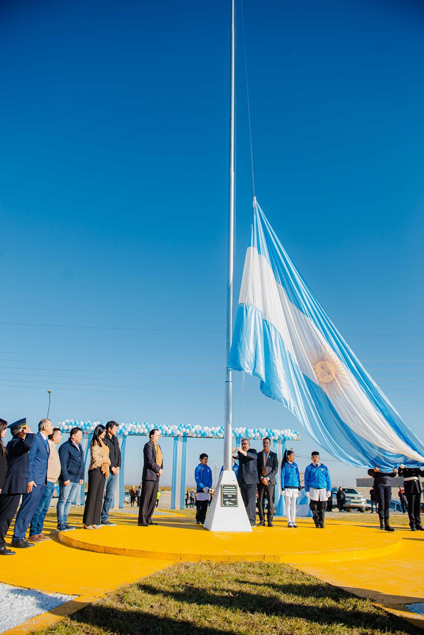 El acto fue presidido por el gobernador de la provincia, Raúl Jalil quien tambien participó de la puesta en valor de la rotonda de ingreso a la jurisdicción mencionada.