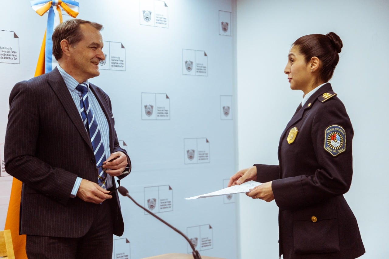 La agente de la Policía provincial, María Gabriela Villarreal, recibió el reconocimiento del Consulado general de Francia.