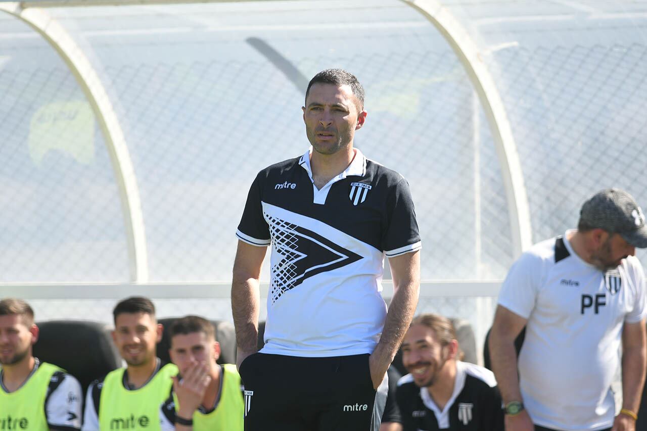 Fútbol Primera Nacional, Gimnasia y Esgrima de Mendoza vs. Temperley en cancha de Gimnasia.
Joaquín Sastre D.T. de Gimnasia
Foto: José Gutierrez / Los Andes 

