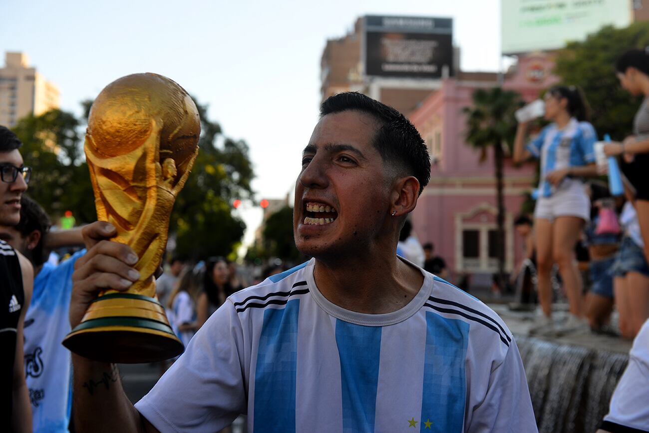 Festejos en el Patio Olmos en Córdoba. Argentina le ganó un partido clave a México. (José Hernández / La Voz)