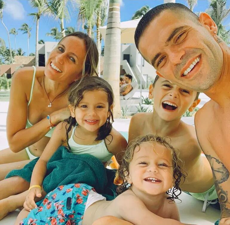 Fernando Gago y Gisela Dulko con sus hijos