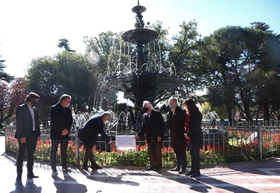 La fuente del corazón de Maipú fue restaurada y revelada en un acto con el intendente Matías Stevanato y el artista que la embelleció.