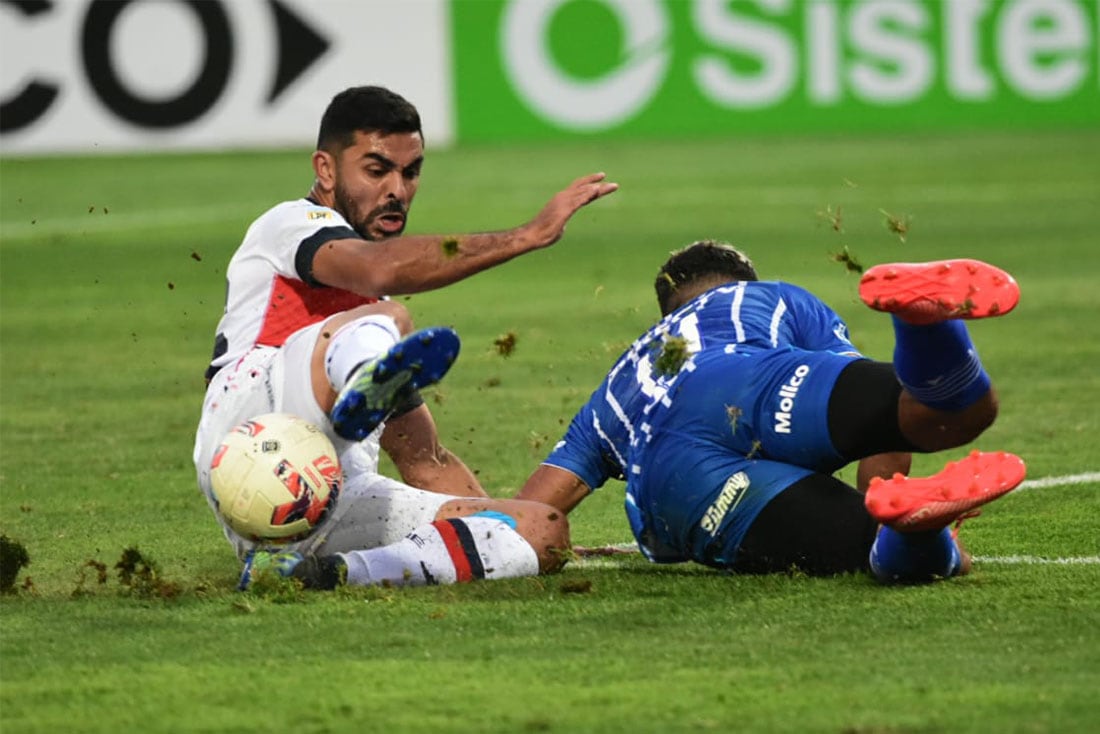 Godoy Cruz y Tigre, iniciaron un partido duro en la mitad de cancha por la Copa de la Liga Profesional de Fútbol. Foto: Mariana Villa / Los Andes