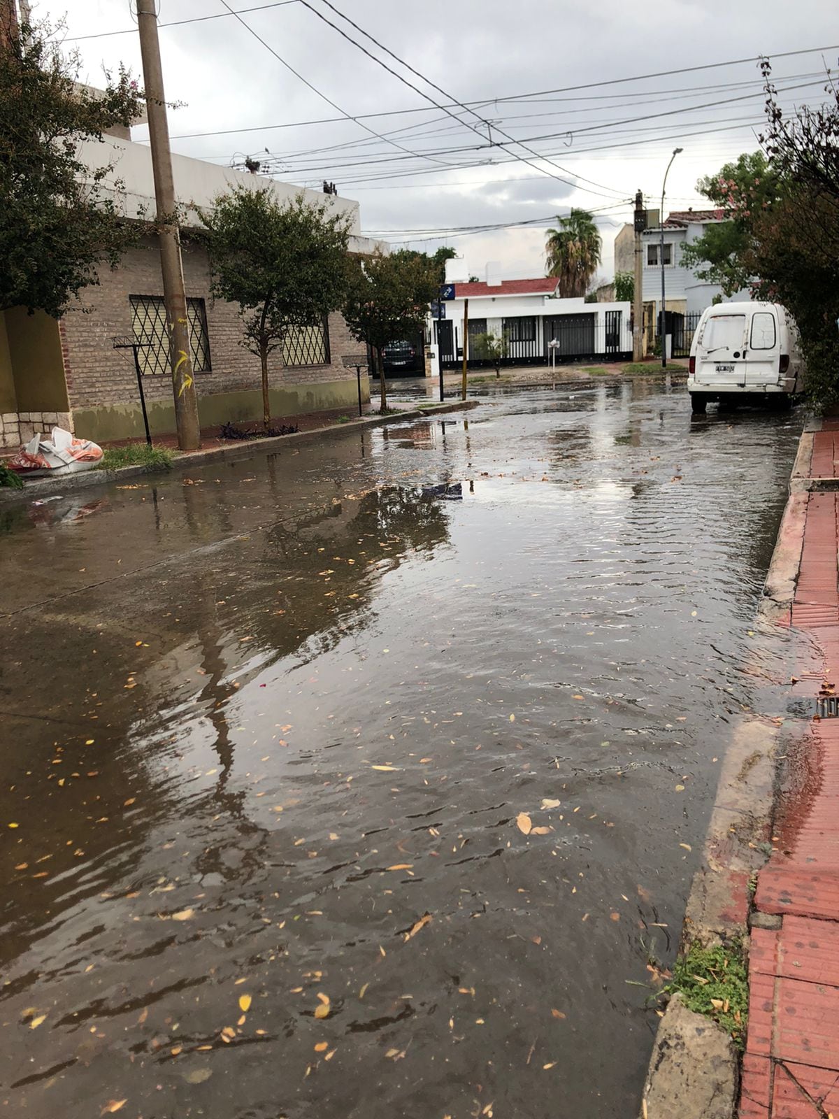 Calles de barrio Juniors se vieron anegadas por el chaparrón que cayó este martes en Córdoba.