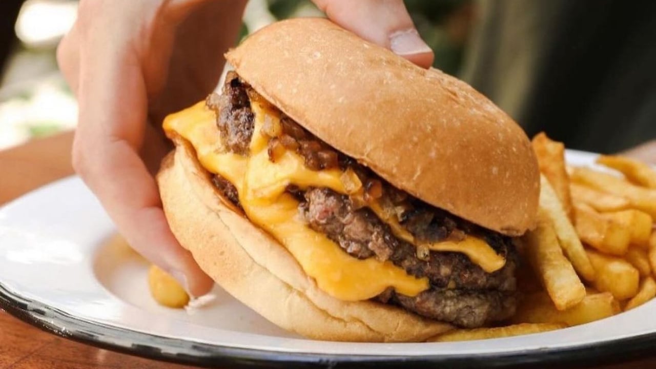 Hamburguesas y papas fritas, sencillo y rico en cualquier momento.