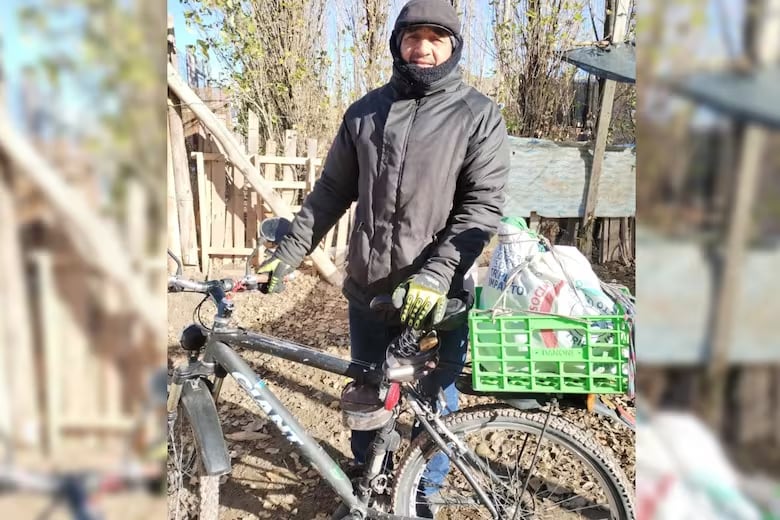 El hombre sale a repartir su curriculum en bicicleta.