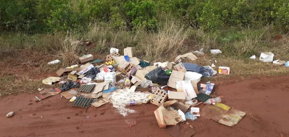 Basura tirada en Colonia San Lorenzo a unos mil metros de la ruta nacional 14