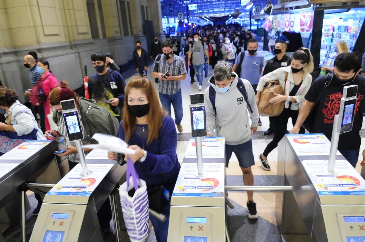 Controles de circulación en la estación Constitución del tren Roca. (Clarín)