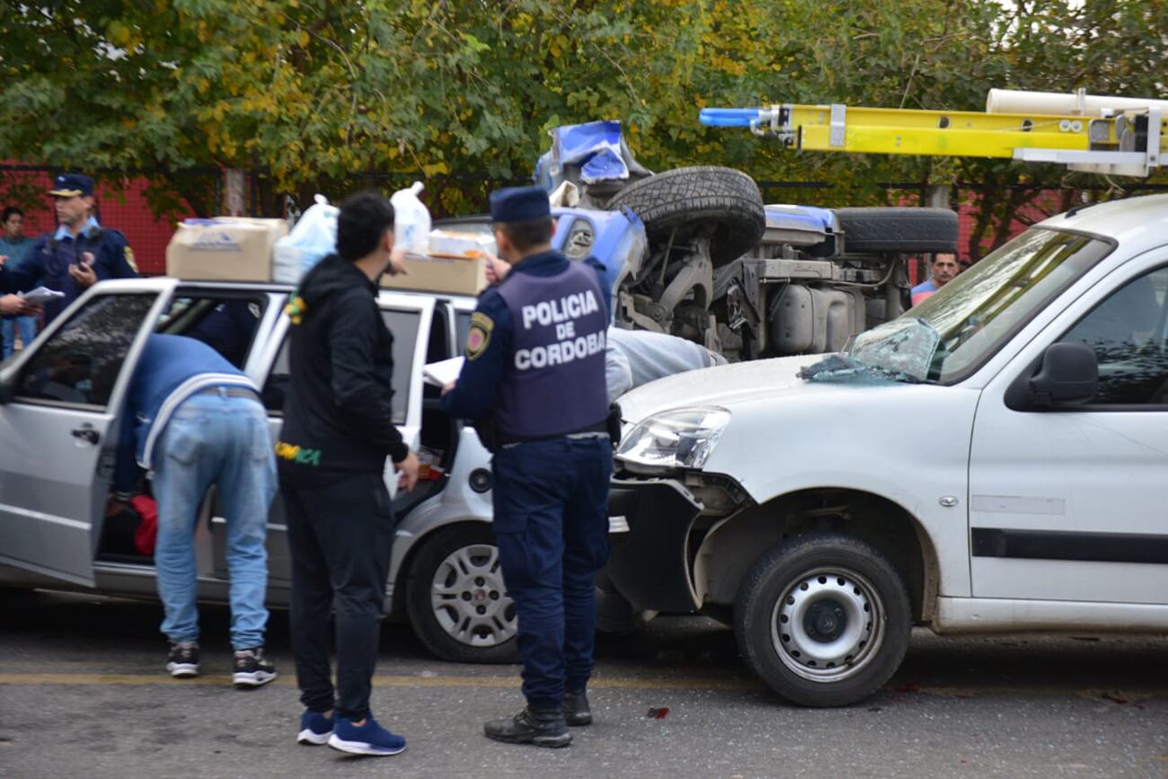 Impactante choque en la avenida Juan B. Justo de Córdoba. (Ramiro Pereyra / La Voz)