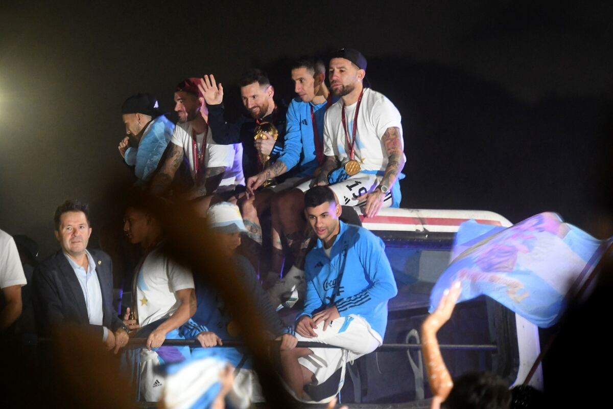 ¡Con los campeones no! El insólito momento donde los jugadores de la Selección casi quedan enredados con un cable en Ezeiza
