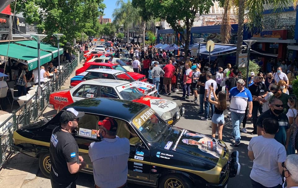 Cientos de autos históricos y réplicas se congregaron en el centro de la ciudad.