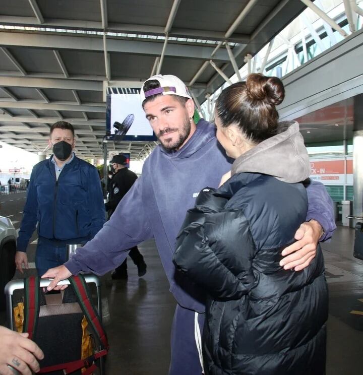 Rodrigo De Paul y Tini Stoessel, en su regreso a la Argentina.