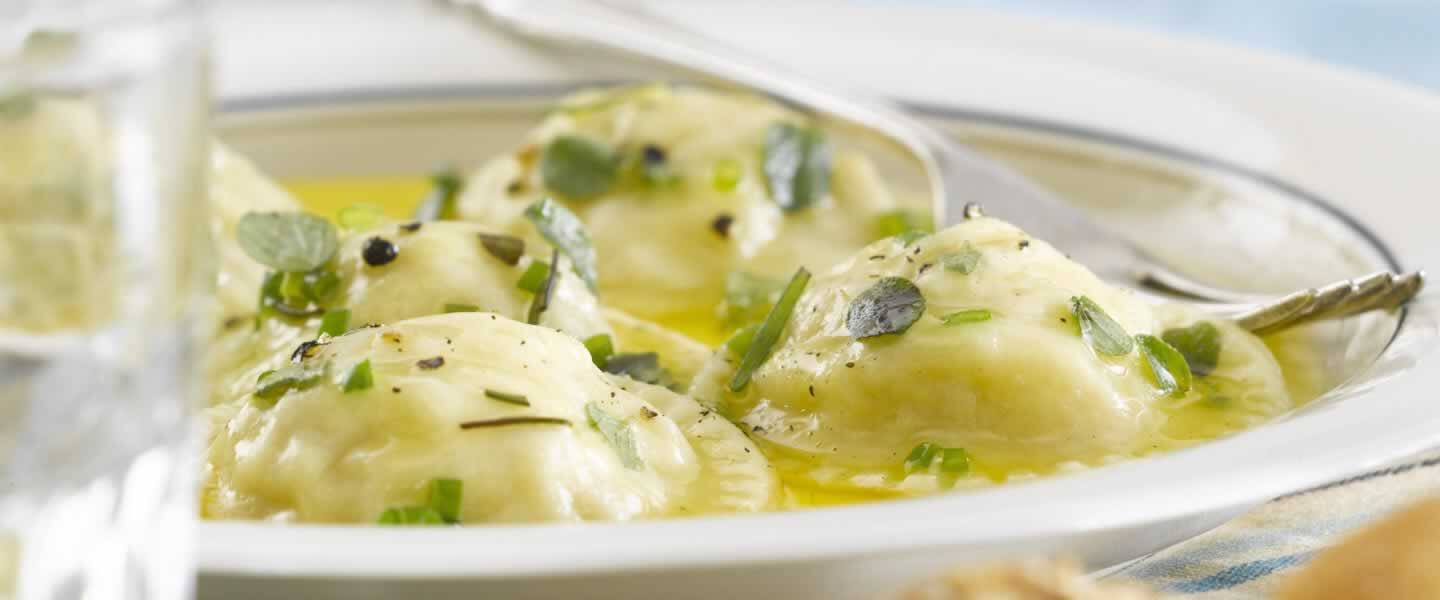 Pasta con salsa de manteca a las hierbas.