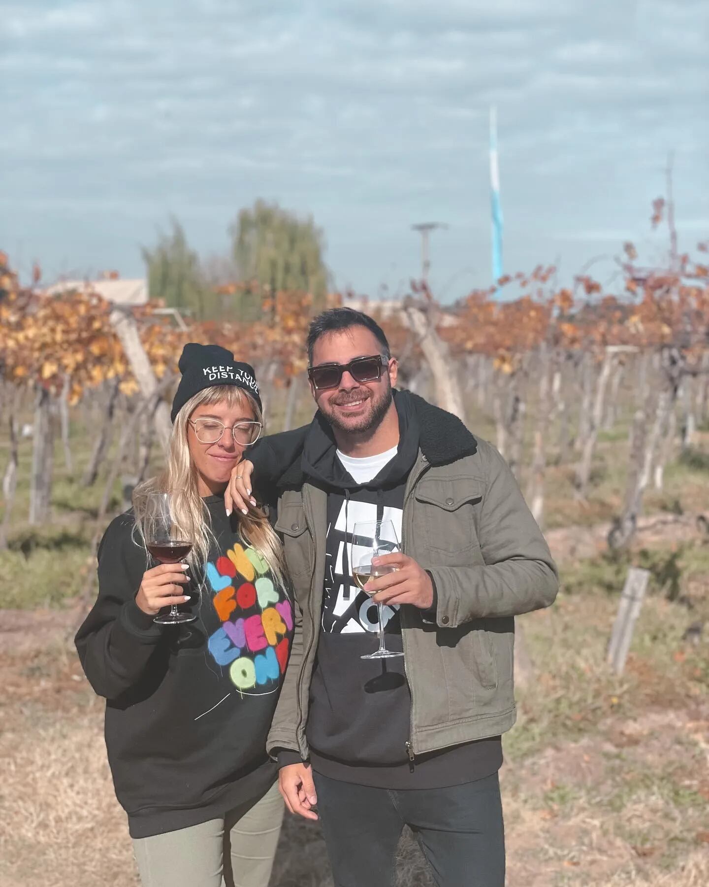 Nati Jota y Grego Rossello posaron entre viñedos en Mendoza.